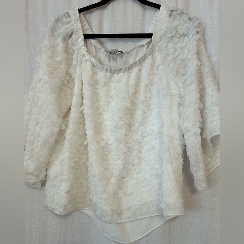 Joseph Ribkoff white size 10 petal shirt 3/4 sleeves scoop collar